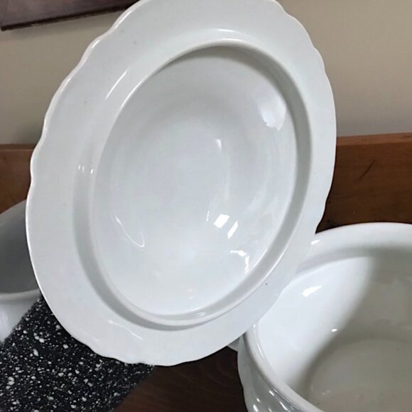 Beautiful Vintage Pattern Chamber Pot with Lid - Picture 8 of 12